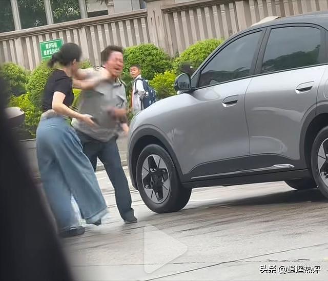 大反转!女子踹保安反被扇,完整监控曝光,保安才是真恶人? - 9