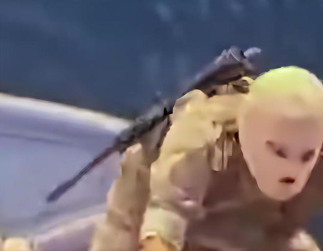 伊朗发布扣押“违规”船只视频：武装人员乘快艇飞速接近，套头蒙面持枪登船；特朗普和白宫火速否认系美国船只 - 1