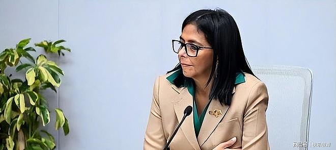 扮猪吃虎？委代总统隐忍四个月撕下面具，率几十万大军硬刚美国 - 5