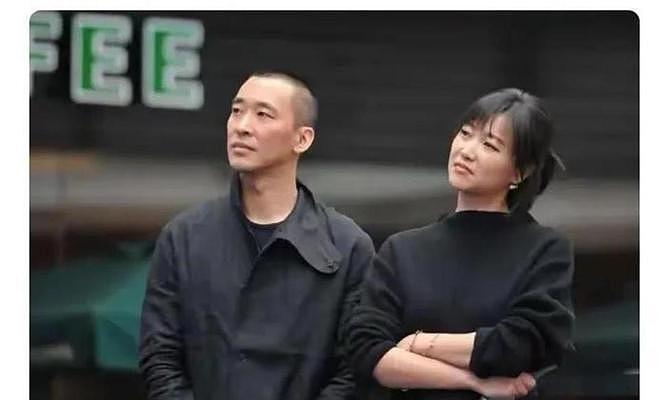 51岁徐静蕾美国超市被拍，胖到不敢认！旁边黄立行头发花白？ - 6