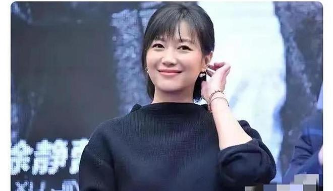 51岁徐静蕾美国超市被拍，胖到不敢认！旁边黄立行头发花白？ - 7