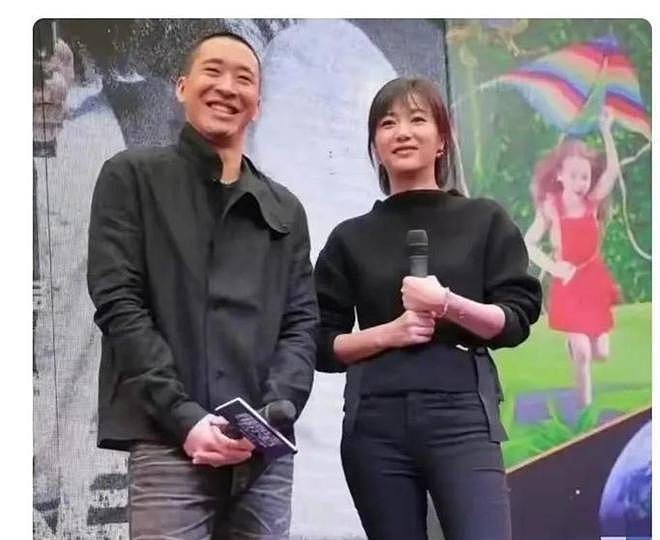 51岁徐静蕾美国超市被拍，胖到不敢认！旁边黄立行头发花白？ - 8