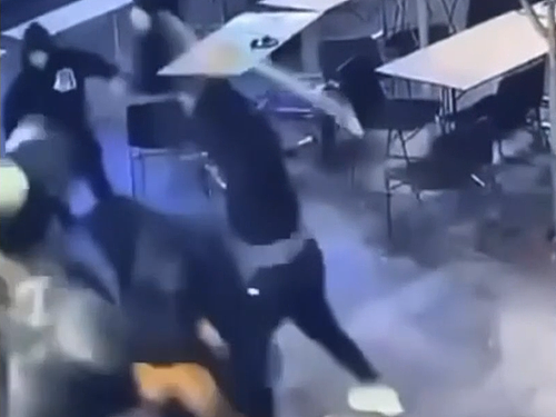 澳餐厅发生恶性砍人案！蒙面暴徒持刀疯狂袭击食客，警方拘捕三名青少年 - 2