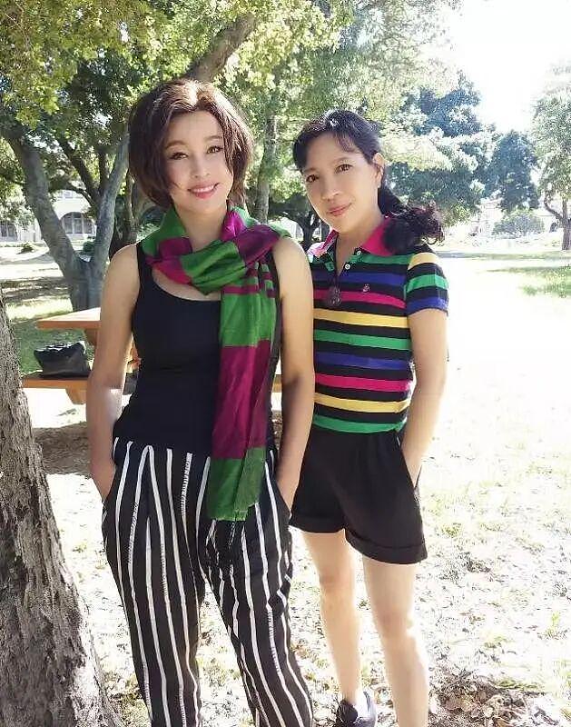 73岁刘晓庆和68岁妹妹出游!妹妹已老成奶奶了,她扎麻花辫打扮时髦像少女 - 1
