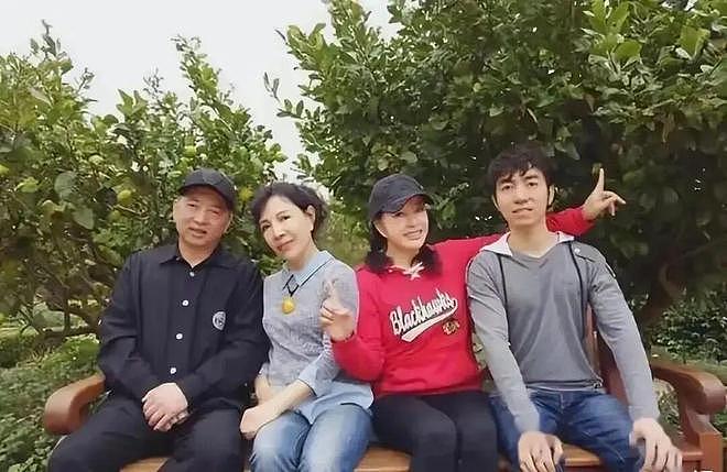 73岁刘晓庆和68岁妹妹出游!妹妹已老成奶奶了,她扎麻花辫打扮时髦像少女 - 4