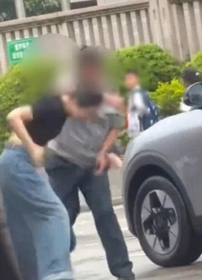 福建女司机脚踹保安后被反手扇一耳光引发热议（图） - 1