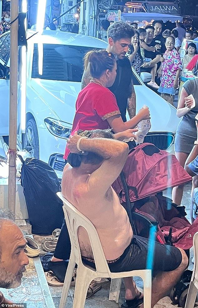 泰国芭提雅旅游区突发离奇车祸,汽车失控冲向人群,澳洲父子无辜惨遭碾压(视频/组图) - 2