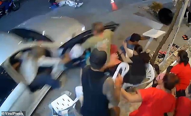泰国芭提雅旅游区突发离奇车祸,汽车失控冲向人群,澳洲父子无辜惨遭碾压(视频/组图) - 3