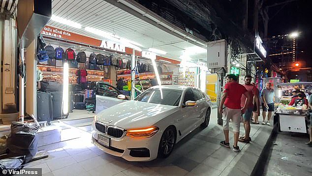 泰国芭提雅旅游区突发离奇车祸,汽车失控冲向人群,澳洲父子无辜惨遭碾压(视频/组图) - 4