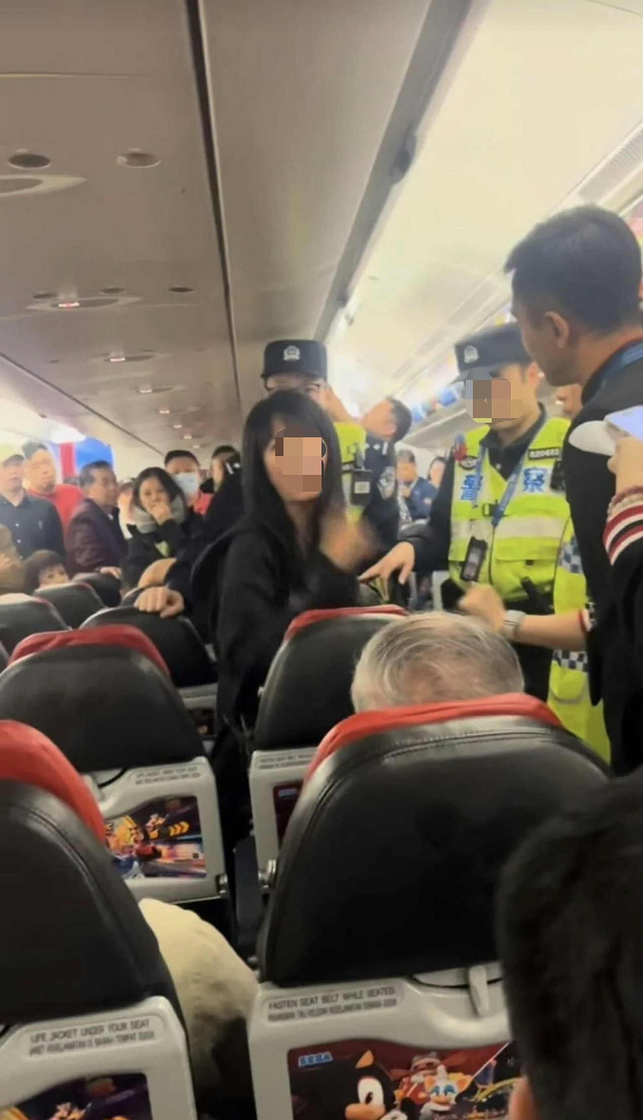 亚航闹事女自称南航空姐遭否认,大马女孩围观爆红(组图) - 2