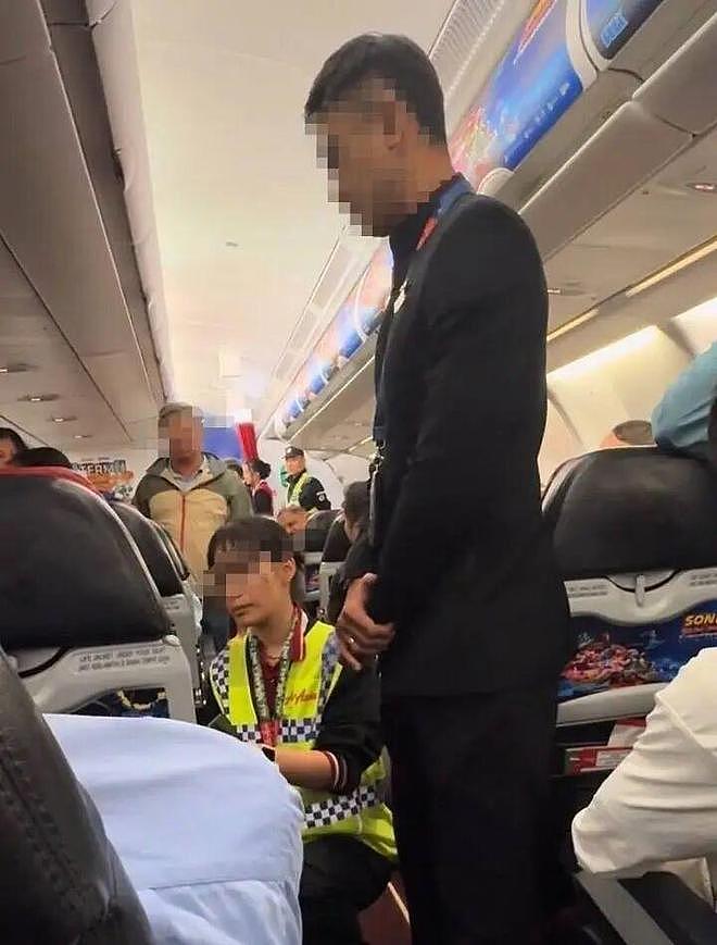 “自称空姐机舱闹事”当事人还原事发经过，律师称同机乘客可索赔 - 3