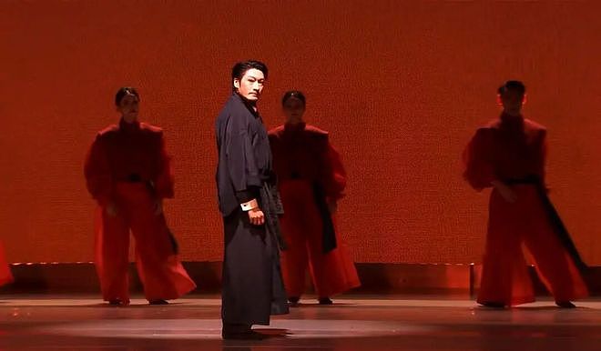 演员脱掉和服才向观众鞠躬致谢，本人回应：撕掉这层皮，做回真真正正中国人（组图） - 1