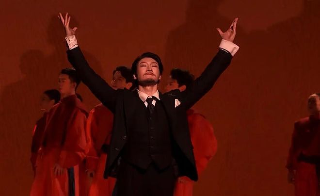 演员脱掉和服才向观众鞠躬致谢，本人回应：撕掉这层皮，做回真真正正中国人（组图） - 2