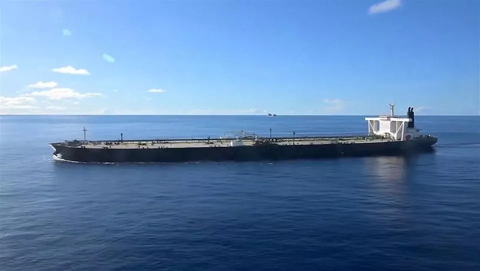 美军扣押往中国伊朗走私船，空中垂降登船画面曝光 - 1