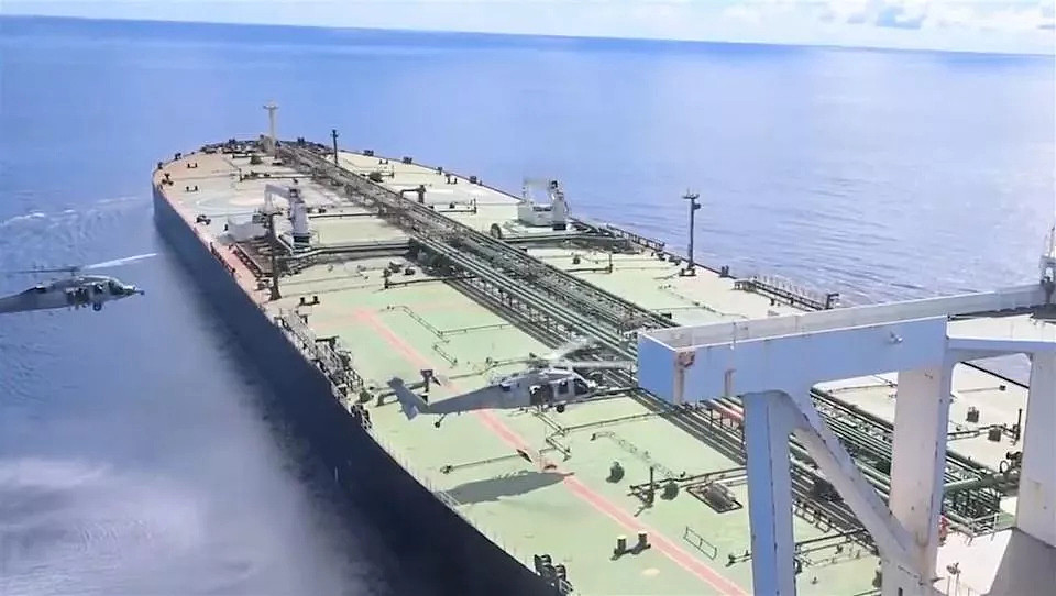 美军扣押往中国伊朗走私船，空中垂降登船画面曝光 - 2