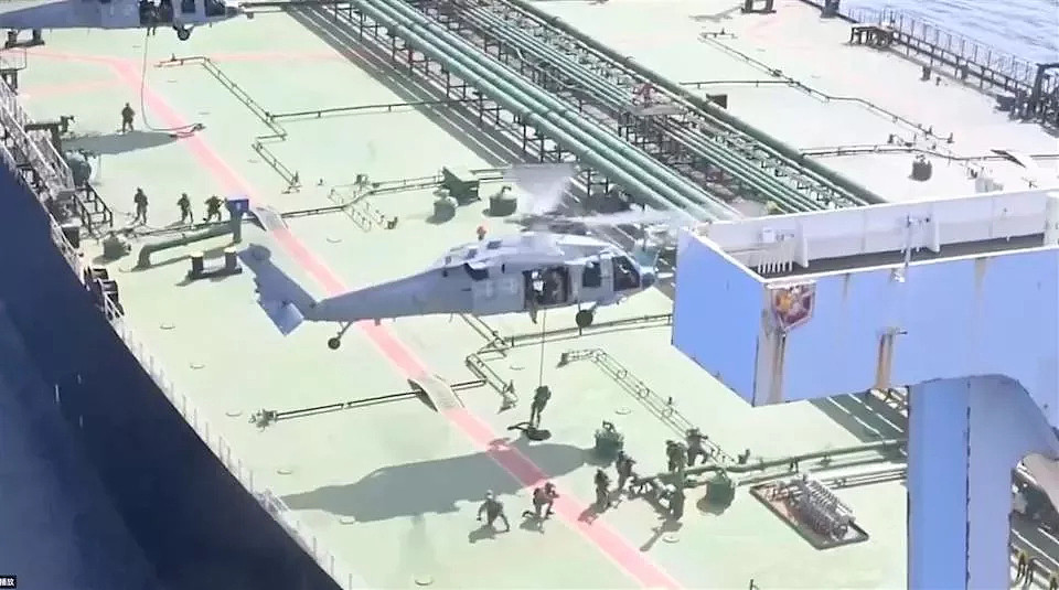 美军扣押往中国伊朗走私船，空中垂降登船画面曝光 - 3