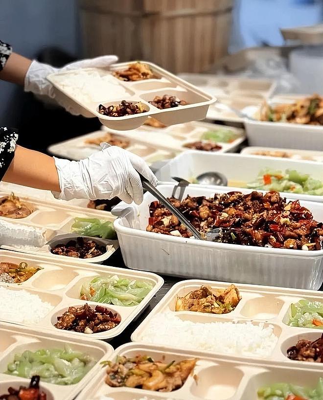 央视曝光!知名连锁店食品许可证全是伪造,7大平台被罚35.79亿(组图) - 28