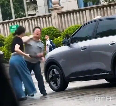 福建保安与女车主起冲突，“女司机遭掌掴”最新进展（组图） - 1