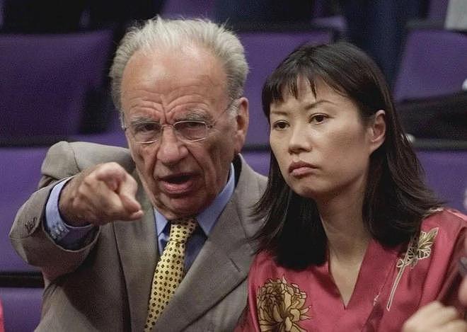 周受资系歪领结走红毯，黄仁勋脱掉皮衣，大佬聚会被邓文迪抢镜（组图） - 18