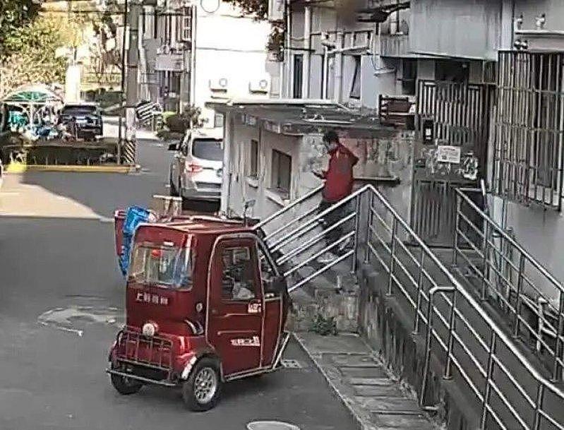 7999元手机包裹放门口遭窃,20天后手机自己报警(组图) - 1