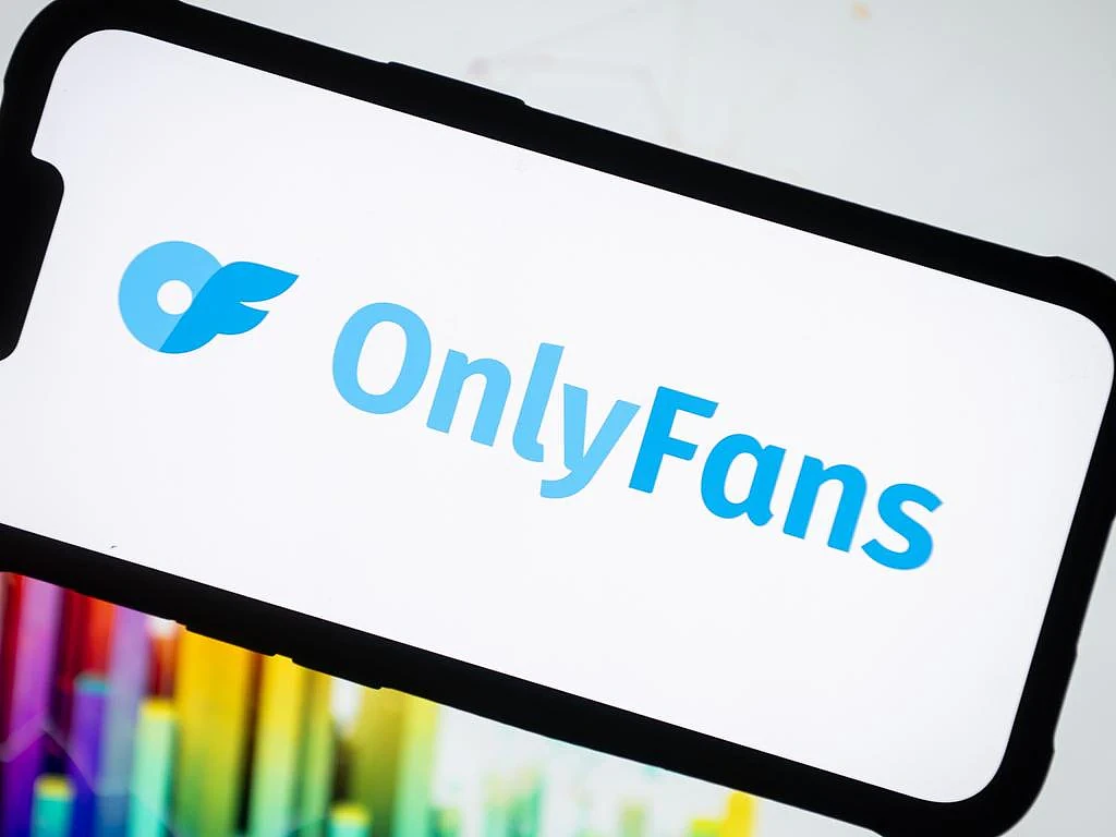 不拍裸照也能在OnlyFans暴富?澳洲女生直播拼乐高,两周赚$40000(组图) - 4