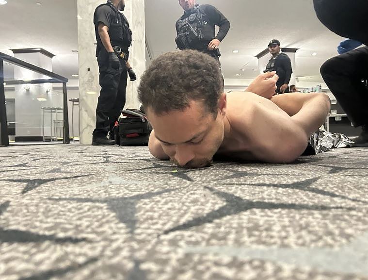 白宫记者晚宴枪击!警方:疑犯携多种武器,特勤局1人受伤送院 - 5
