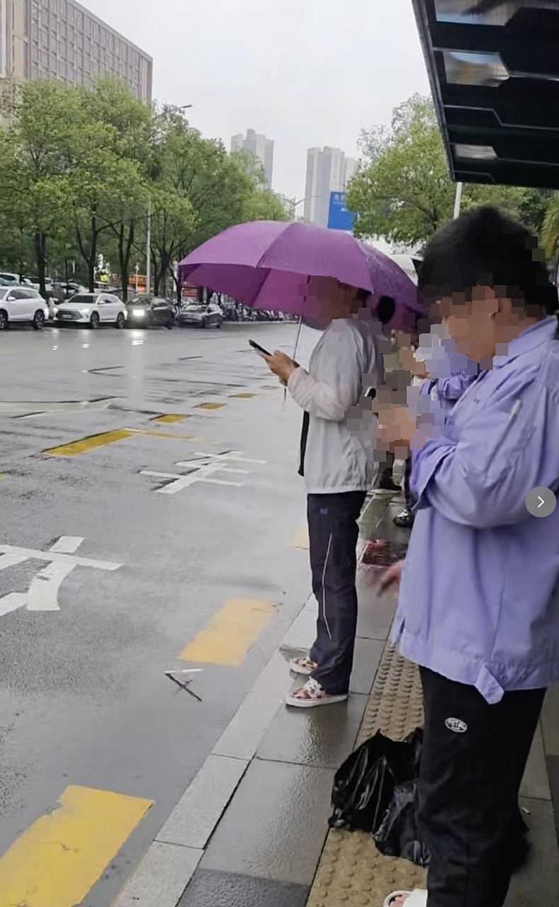 深圳女子公交站制止吸烟,被带到派出所“裸检”,警方执法遭质疑(组图) - 3