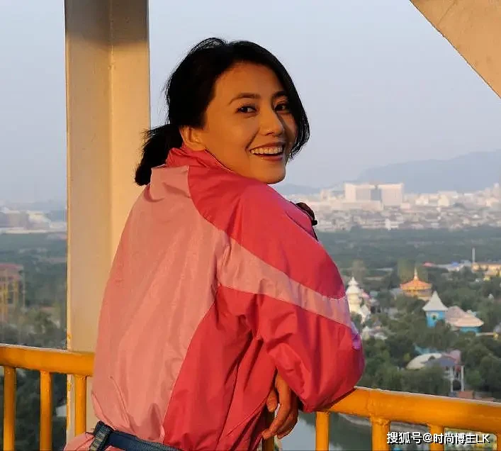 46岁高圆圆去登高，穿粉色冲锋衣好明媚啊（组图） - 5