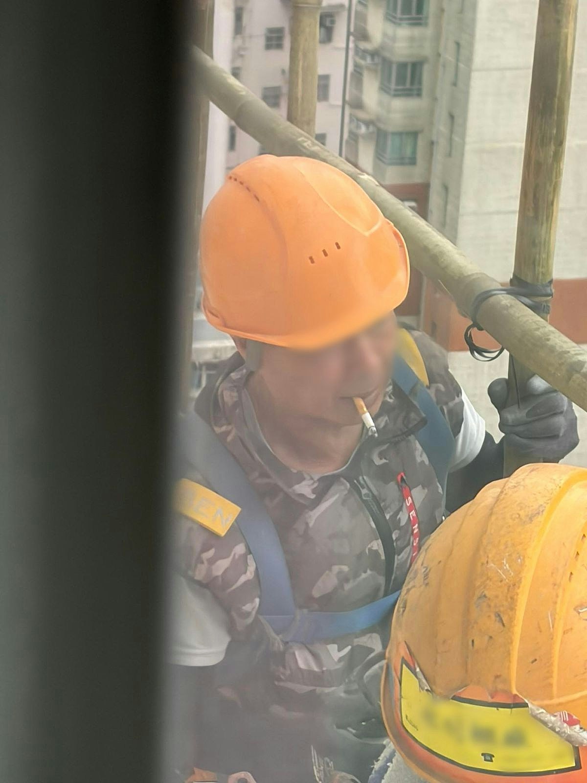 西湾河太安楼男工棚上叼烟照疯传！承建商：即时解雇永不录用（组图） - 2