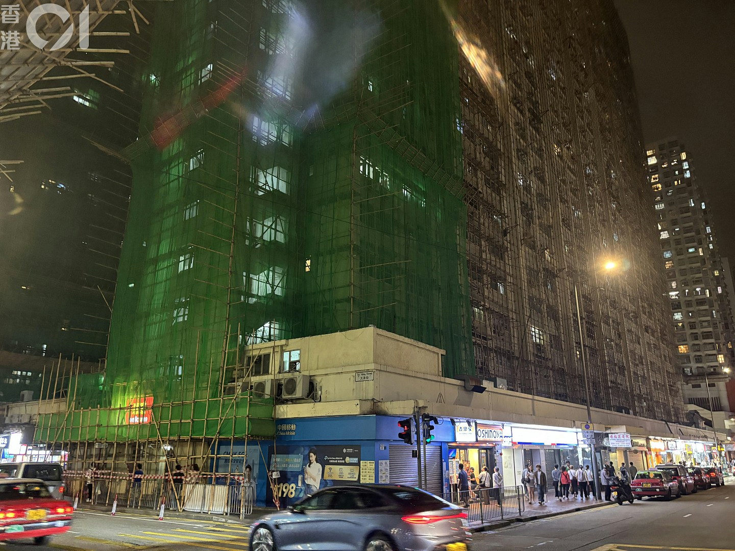 西湾河太安楼男工棚上叼烟照疯传！承建商：即时解雇永不录用（组图） - 5