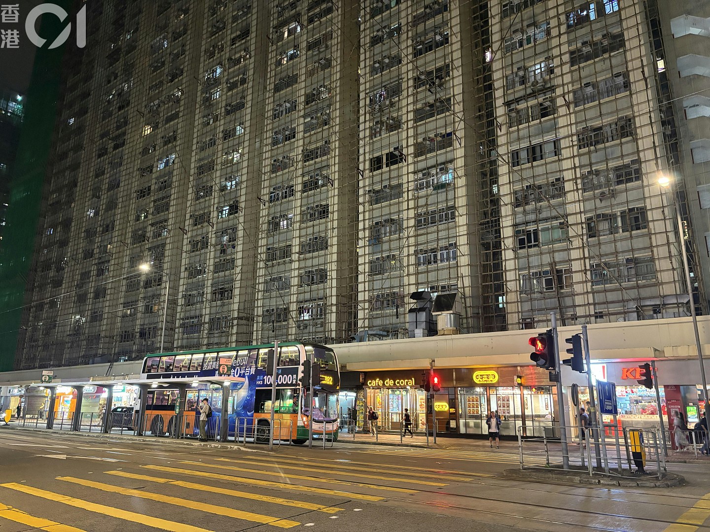 西湾河太安楼男工棚上叼烟照疯传！承建商：即时解雇永不录用（组图） - 6