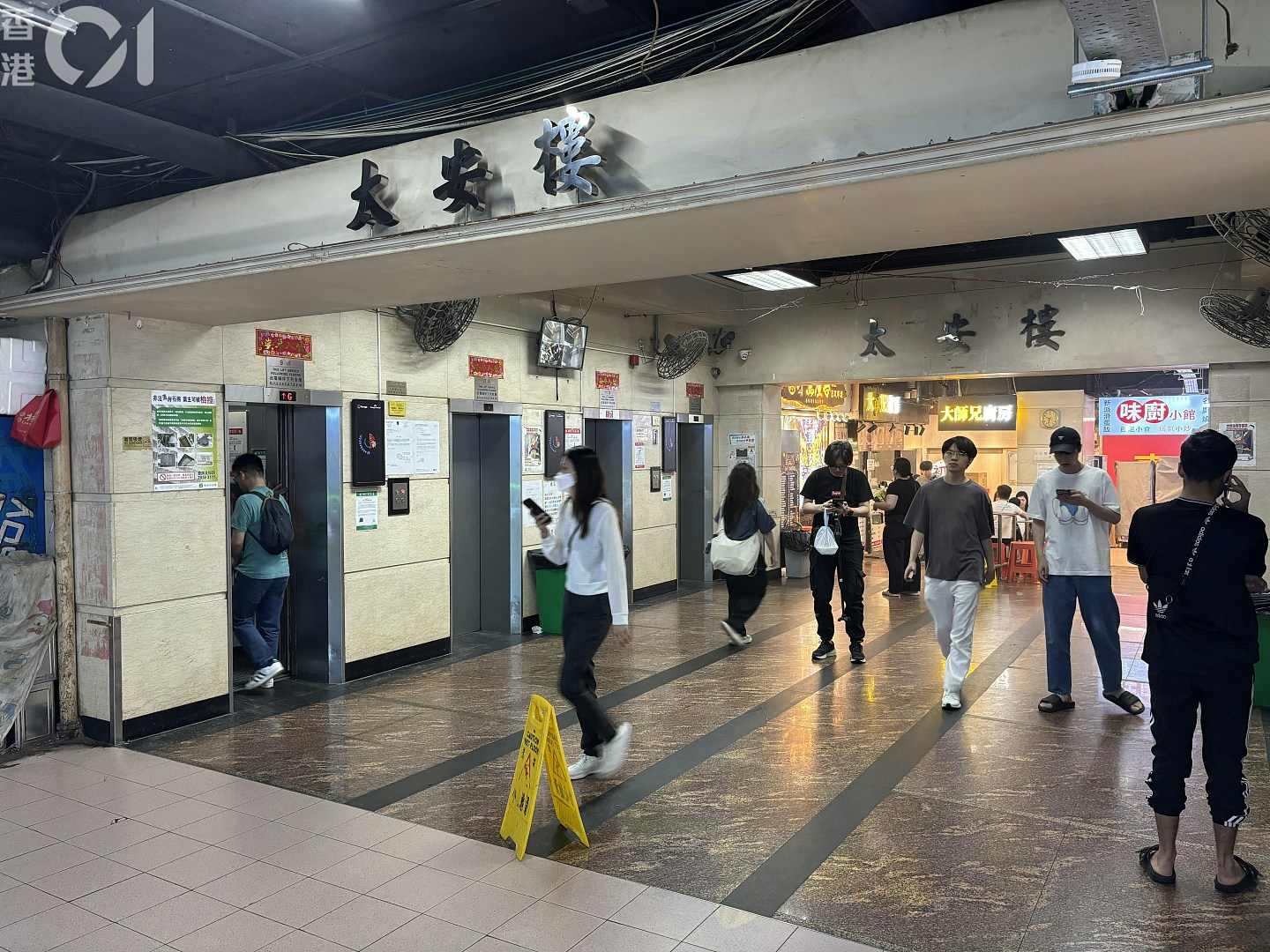 西湾河太安楼男工棚上叼烟照疯传！承建商：即时解雇永不录用（组图） - 7