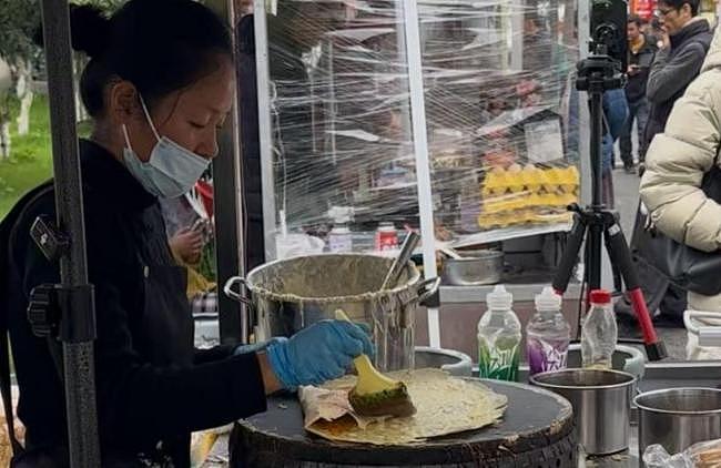 女老板摊位被挡后获全网撑腰!销售额暴涨3倍(组图) - 2