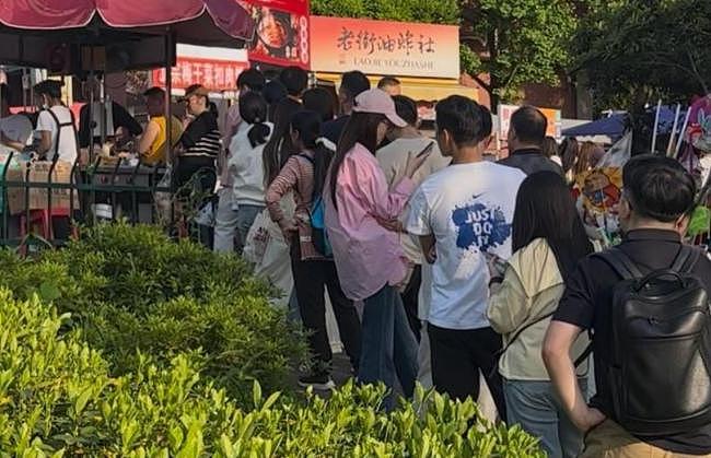 女老板摊位被挡后获全网撑腰!销售额暴涨3倍(组图) - 3