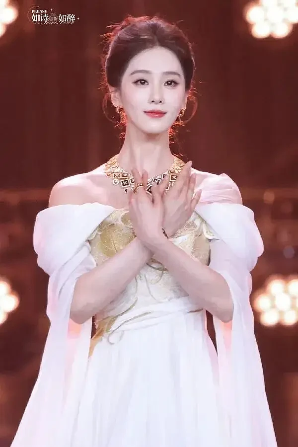 刘诗诗北影节闭幕式出场如仙女下凡!雪肤玉貌,美得让人窒息...(组图) - 1