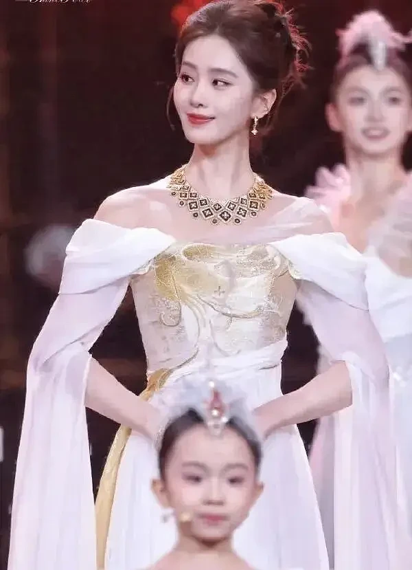 刘诗诗北影节闭幕式出场如仙女下凡!雪肤玉貌,美得让人窒息...(组图) - 2