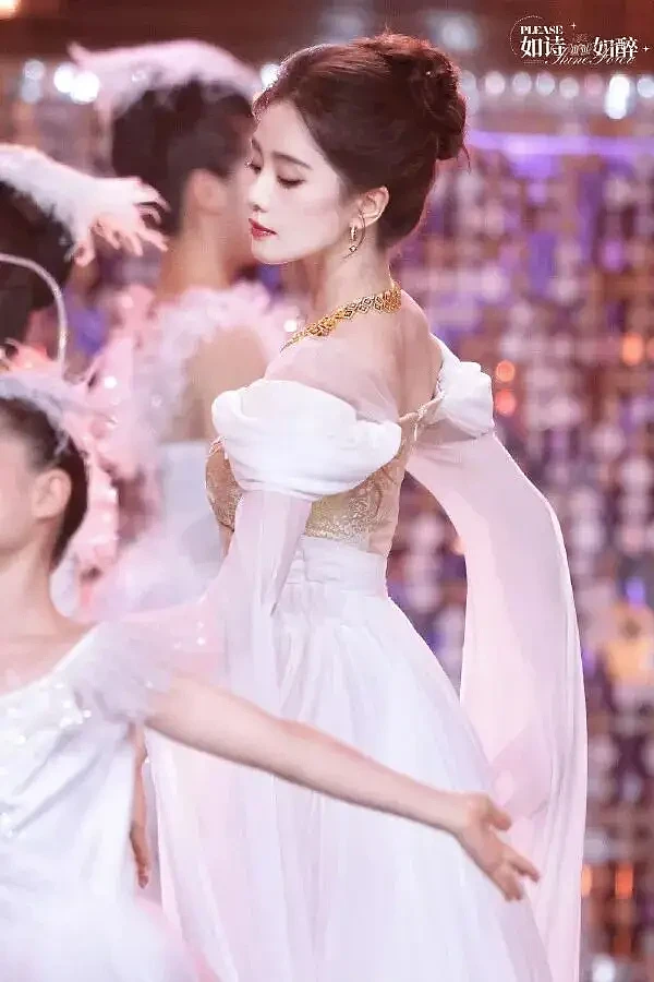 刘诗诗北影节闭幕式出场如仙女下凡!雪肤玉貌,美得让人窒息...(组图) - 4