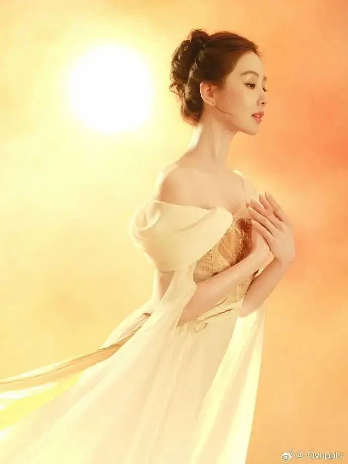 刘诗诗北影节闭幕式出场如仙女下凡!雪肤玉貌,美得让人窒息...(组图) - 7