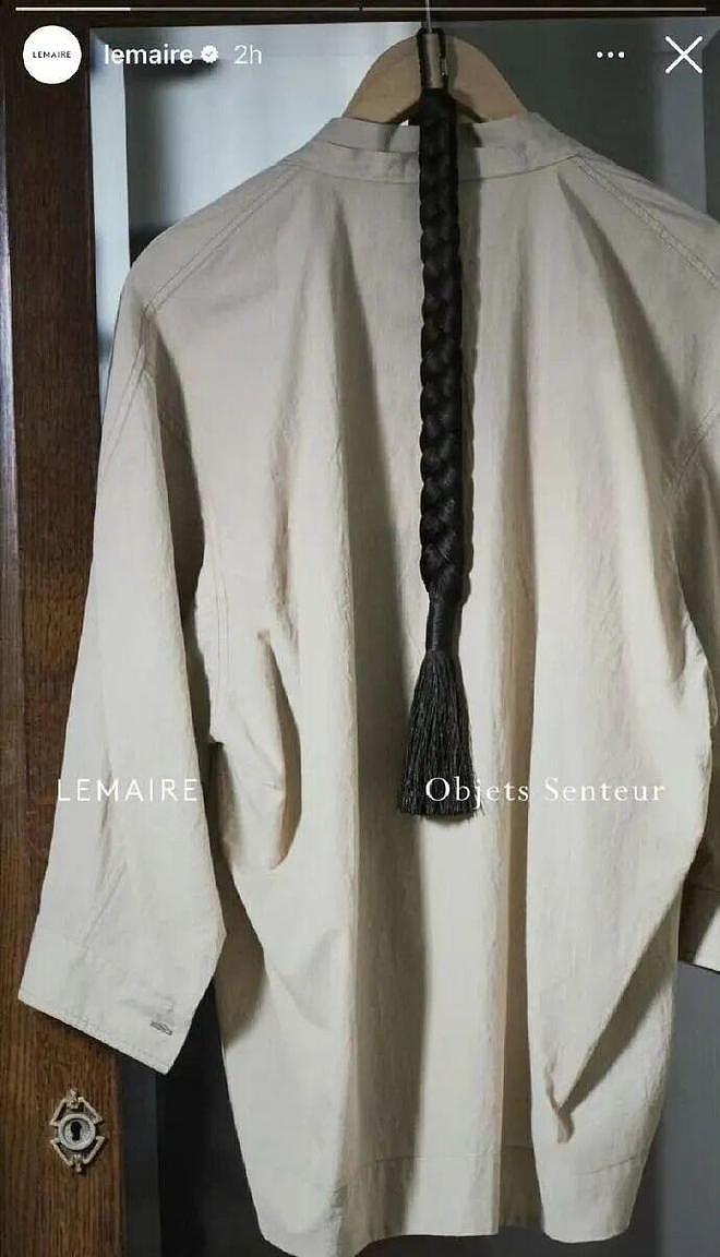 法国知名品牌涉嫌辱华：宣传照片里公然配长辫造型（组图） - 1