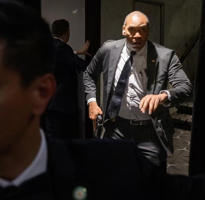 “没人觉得我带枪入住是威胁” 白宫晚宴枪手路径首次曝光:房卡放行,隔间组枪直冲宴会厅(组图) - 1