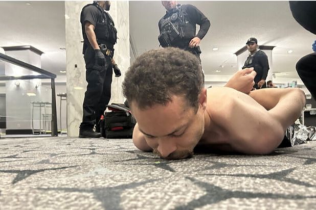 “没人觉得我带枪入住是威胁” 白宫晚宴枪手路径首次曝光:房卡放行,隔间组枪直冲宴会厅(组图) - 3