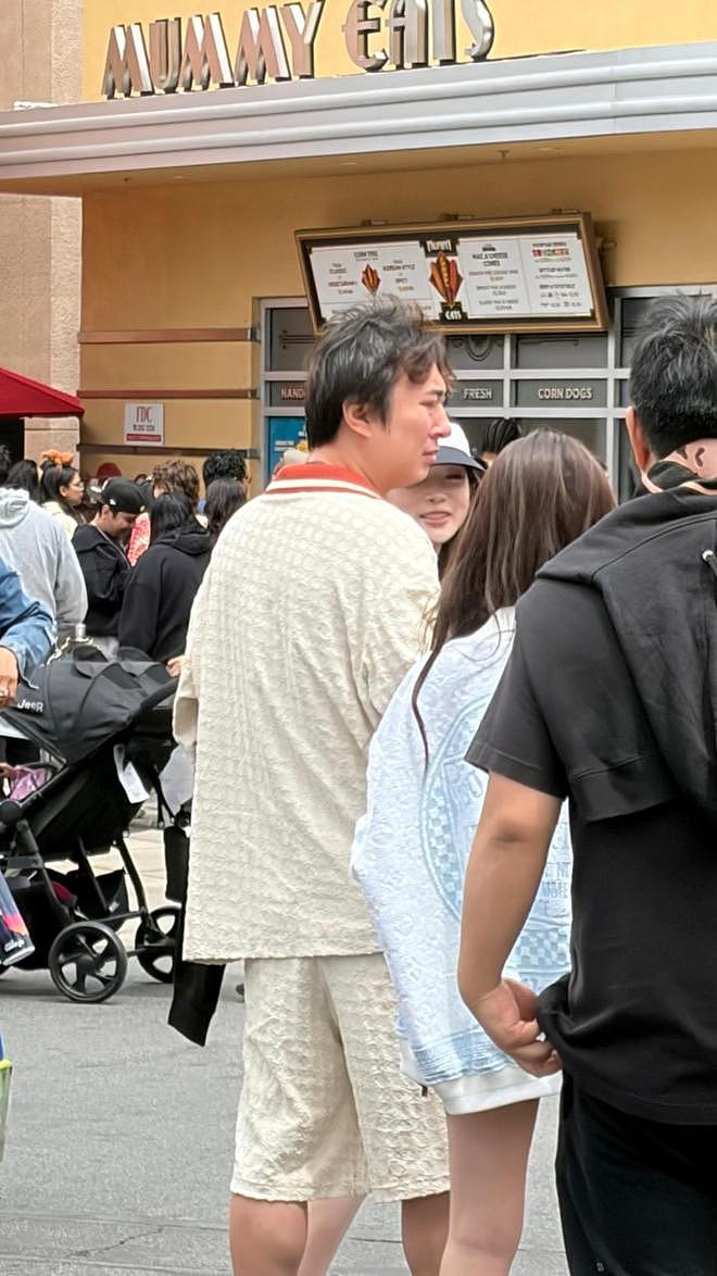 王思聪在美国玩得很嗨，住富人区，吃高档日料！陪女伴逛环球影城（组图） - 7