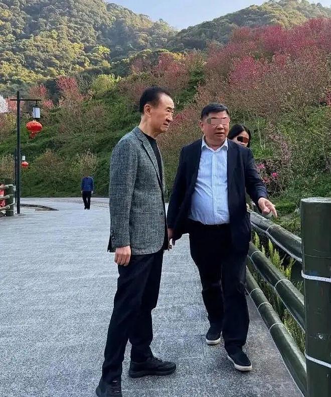 王思聪在美国玩得很嗨，住富人区，吃高档日料！陪女伴逛环球影城（组图） - 11