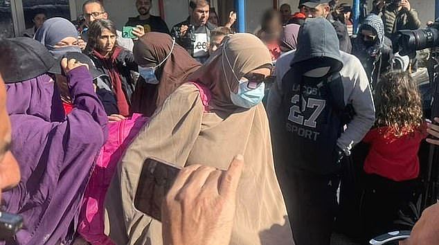 4名“ISIS新娘”携9名儿童逃回澳洲,外长黄英贤警告:“回国必受法律严惩”(组图) - 2