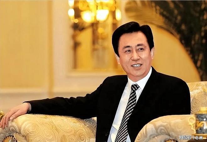 离谱！许家印只喝2700一瓶水，马桶必须喷香水，随身配备女按摩师（组图） - 2