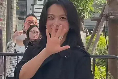 46岁汤唯挺二胎孕肚出席活动,状态太好了!56岁韩国老公又要当爹(组图) - 3