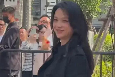 46岁汤唯挺二胎孕肚出席活动,状态太好了!56岁韩国老公又要当爹(组图) - 4
