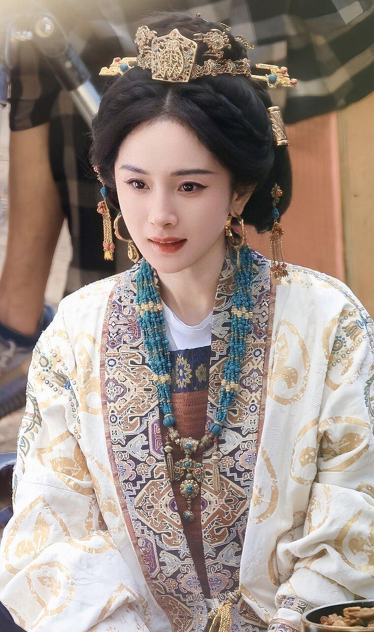 被蒸汽眼罩咬？ 杨幂意外烫伤“险毁容”（组图） - 2
