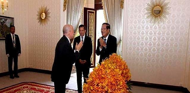 不是不想回，而是不能回？柬埔寨国王在华手术后滞留不归，谜底揭开（组图） - 2