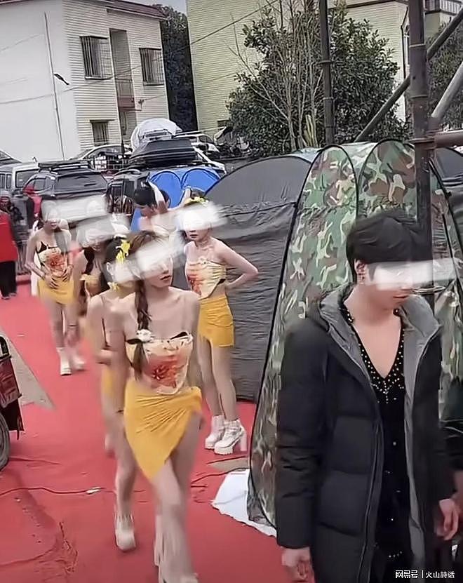 活久见!重庆一九旬老人过寿,儿子邀请12位美女跳艳舞助兴引争议(组图) - 3